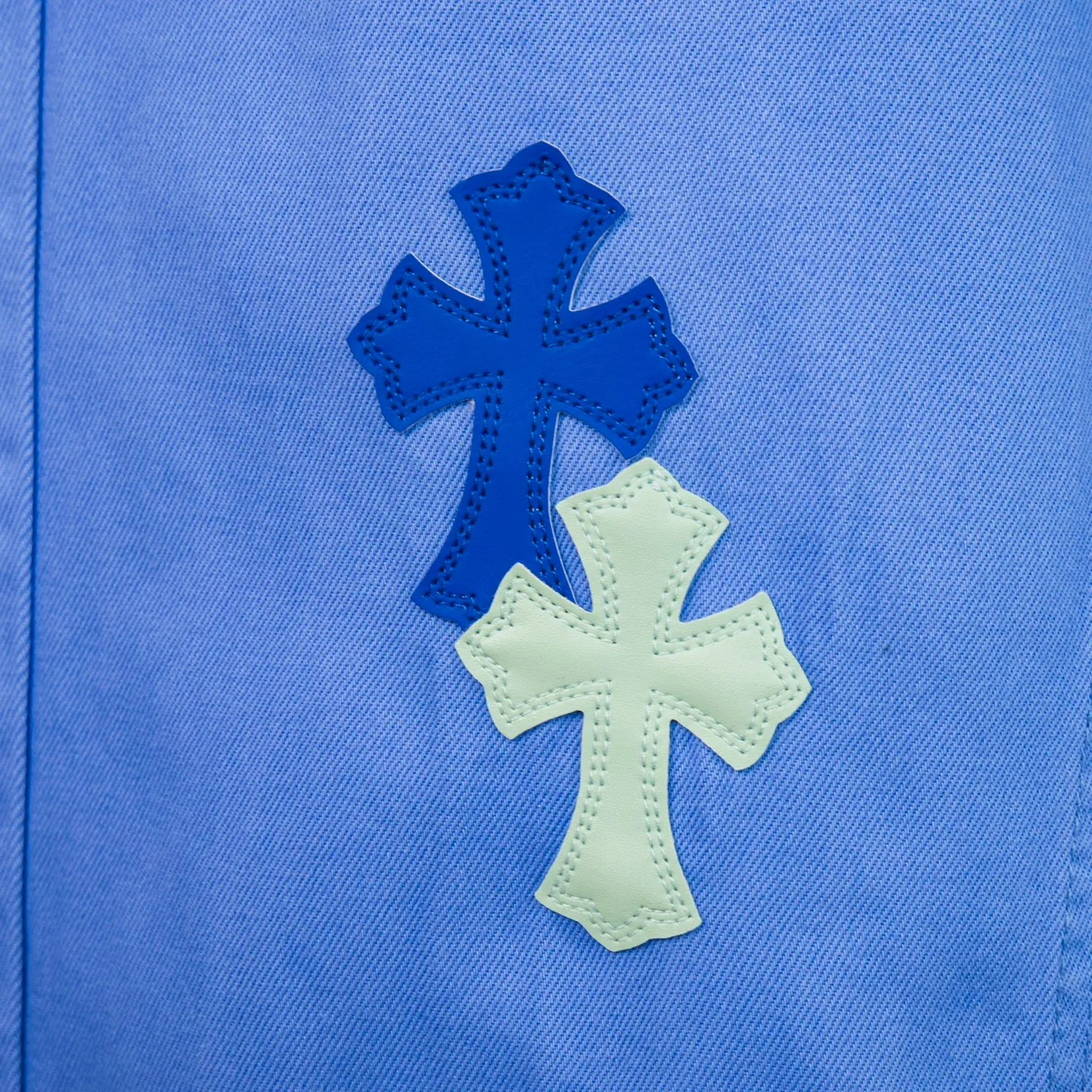 P270 CHROME HEARTS 25ss dopamine light blue cross patch leather washed jeans - Full of exploring the ultimate in fashion, Chrome Hearts' new Chrome Hearts pants not only present a unique style, the fresh ice blue color looks particularly youthful and energetic. The mid-high waist design is paired with a lazy and casual style, which not only shows long legs but also maintains a casual feel. It is a must-have fashion choice for trendy men and trendy women. Style number: 1752# Color: Dopamine light blue Size: 28 30 32 34